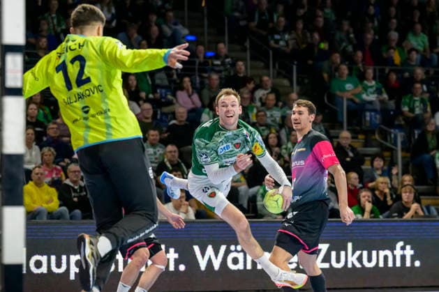 f l t r Anadin Suljakovic HSG Wetzlar 12 , Mathias Gidsel Fuechse Berlin , Action, duels, fighting for the ball, GER, Berlin, Handball, Fuechse Berlin vs HSG Wetzlar, DAIKIN Handball Bundesliga, at the Max Schmeling Halle, December 14, 2025,f l t r GER, Berlin, Handball, Fuechse Berlin vs HSG Wetzlar, DAIKIN Handball Bundesliga, at the Max Schmeling Halle, December 14, 2025, Copyright: HMBxMedia UwexKoch
