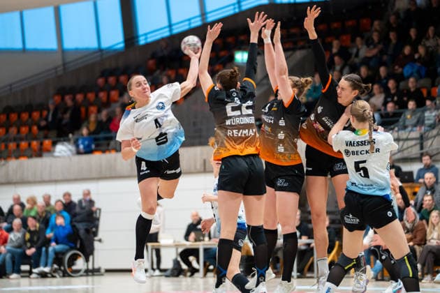 Handball I Women I Season 2025 2026 I 2 Bundesliga I 8 Matchday I VfL Waiblingen Bergischer HC I 14 12 2025 Svenja Mann 4, Bergischer HC im Wurf Waiblingen Rundsporthalle Baden Württemberg Germany Copyright: xLobeca MaxxPetershansx