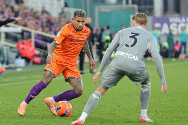 ACF Fiorentina v Hellas Verona FC - Campionato Serie A Domilson Cordeiro Dos Santos Dodo of ACF Fiorentina and Martin Frese of Hellas Verona ,battle for the ball during the Italian Serie A football match between ACF Fiorentina and Hellas Verona FC ,on December 14,2025 at the Artemio-Franchi stadium in Florence. Italy Firenze FI Italy  Copyright: xAndreaxMartinix originalFilename:martini-acffiore251214_npJuH.jpg