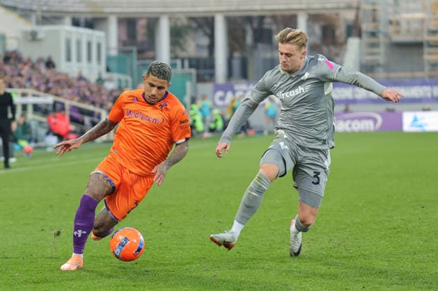 ACF Fiorentina v Hellas Verona FC - Campionato Serie A Domilson Cordeiro Dos Santos Dodo of ACF Fiorentina and Martin Frese of Hellas Verona ,battle for the ball during the Italian Serie A football match between ACF Fiorentina and Hellas Verona FC ,on December 14,2025 at the Artemio-Franchi stadium in Florence. Italy Firenze FI Italy  Copyright: xAndreaxMartinix originalFilename:martini-acffiore251214_npPul.jpg