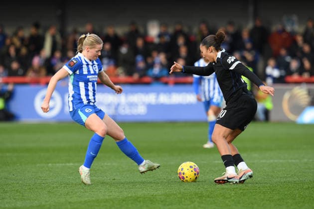 Brighton and Hove Albion Women v Chelsea Women Women s Super League 14 12 2025. Dina Aafke Noordam of Brighton and Hove Albion and Lauren James Forward of Chelsea in action during the Women s Super League match between Brighton and Hove Albion Women and Chelsea Women at The Broadfield Stadium, Crawley, England on 14 December 2025. Crawley The Broadfield Stadium West Sussex England Editorial use only DataCo restrictions apply See www.football-dataco.com , Copyright: xJeffxMoodx PSI-23427-0040