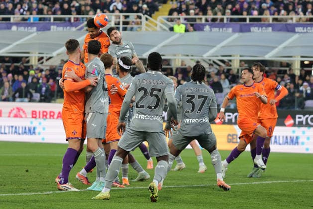 ACF Fiorentina v Hellas Verona FC - Campionato Serie A Simon Sohm of ACF Fiorentina during the Italian Serie A football match between ACF Fiorentina and Hellas Verona FC ,on December 14,2025 at the Artemio-Franchi stadium in Florence. Italy Firenze FI Italy  Copyright: xAndreaxMartinix originalFilename:martini-acffiore251214_npeBA.jpg