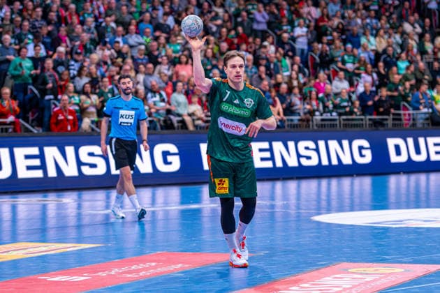 Leif Tissier TSV Hannover Burgdorf, No. 7 v l , TSV Hannover Burgdorf green against TVB Stuttgart yellow on matchday 17 of the 2025 2026 season in the DAIKIN Handball Bundesliga 14 12 2025, ZAG Arena Hannover, GER , Copyright: xJanxGuentherx xTSVxHannover-Burgdorfx