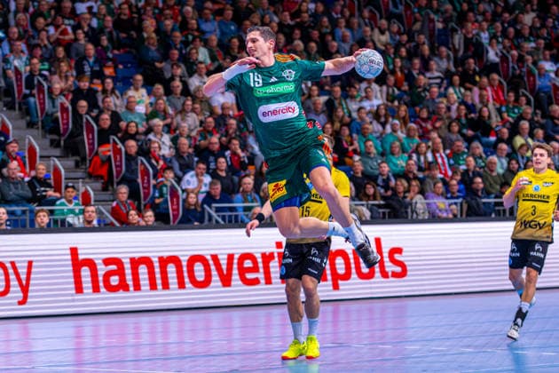 Marius Steinhauser TSV Hannover Burgdorf, No. 19 v l , TSV Hannover Burgdorf green against TVB Stuttgart yellow on matchday 17 of the 2025 2026 season in the DAIKIN Handball Bundesliga 14 12 2025, ZAG Arena Hannover, GER , Copyright: xJanxGuentherx xTSVxHannover-Burgdorfx