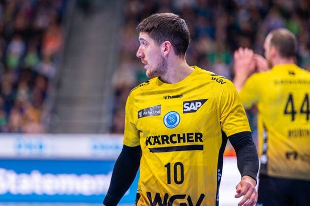 Ivan Snajder TVB Stuttgart, No. 10 v l , TSV Hannover Burgdorf green against TVB Stuttgart yellow on matchday 17 of the 2025 2026 season in the DAIKIN Handball Bundesliga 14 12 2025, ZAG Arena Hannover, GER , Copyright: xJanxGuentherx xTSVxHannover-Burgdorfx