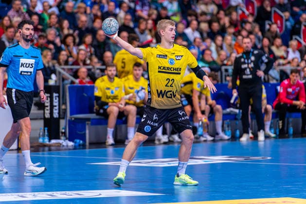 Torben Matzken TVB Stuttgart, No. 22 v l , TSV Hannover Burgdorf green against TVB Stuttgart yellow on matchday 17 of the 2025 2026 season in the DAIKIN Handball Bundesliga 14 12 2025, ZAG Arena Hannover, GER , Copyright: xJanxGuentherx xTSVxHannover-Burgdorfx