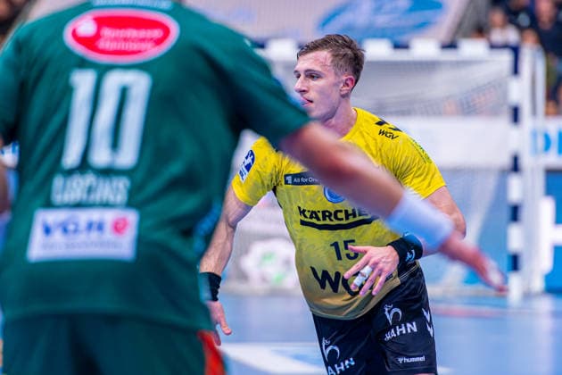 Simone Mengon TVB Stuttgart, No. 15 v l , TSV Hannover Burgdorf green against TVB Stuttgart yellow on matchday 17 of the 2025 2026 season in the DAIKIN Handball Bundesliga 14 12 2025, ZAG Arena Hannover, GER , Copyright: xJanxGuentherx xTSVxHannover-Burgdorfx
