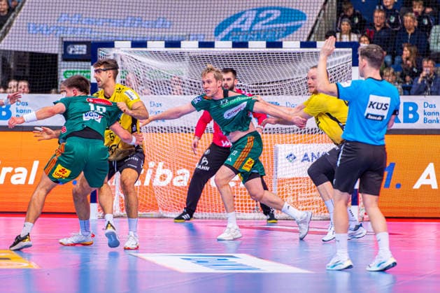 Marian Michalczik TSV Hannover Burgdorf, No. 22 v l , TSV Hannover Burgdorf green against TVB Stuttgart yellow on matchday 17 of the 2025 2026 season in the DAIKIN Handball Bundesliga 14 12 2025, ZAG Arena Hannover, GER , Copyright: xJanxGuentherx xTSVxHannover-Burgdorfx