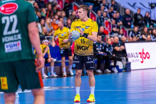 Simone Mengon TVB Stuttgart, No. 15 v l , TSV Hannover Burgdorf green against TVB Stuttgart yellow on matchday 17 of the 2025 2026 season in the DAIKIN Handball Bundesliga 14 12 2025, ZAG Arena Hannover, GER , Copyright: xJanxGuentherx xTSVxHannover-Burgdorfx
