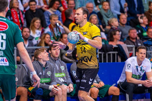 Kai Häfner TVB Stuttgart, No. 34 v l , TSV Hannover Burgdorf green against TVB Stuttgart yellow on matchday 17 of the 2025 2026 season in the DAIKIN Handball Bundesliga 14 12 2025, ZAG Arena Hannover, GER , Copyright: xJanxGuentherx xTSVxHannover-Burgdorfx