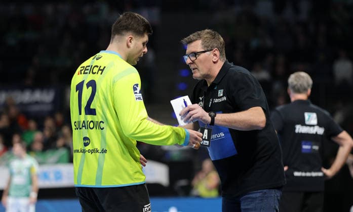 Coach Runar Sigtryggsson talks to goalkeeper Anadin Suljakovic Upper body action Sport Handball HBL Bundesliga Men 17 Matchday Season 2025 2026 14 12 2025 Füchse Berlin vs HSG Wetzlar