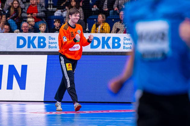 Simon Gade TSV Hannover Burgdorf, No. 16 v l , TSV Hannover Burgdorf green against TVB Stuttgart yellow on matchday 17 of the 2025 2026 season in the DAIKIN Handball Bundesliga 14 12 2025, ZAG Arena Hannover, GER , Copyright: xJanxGuentherx xTSVxHannover-Burgdorfx