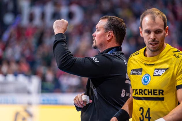Misha Kaufmann TVB Stuttgart, Coach f l , TSV Hannover Burgdorf green vs TVB Stuttgart yellow on matchday 17 of the 2025 2026 season in the DAIKIN Handball Bundesliga 14 12 2025, ZAG Arena Hannover, GER , Copyright: xJanxGuentherx xTSVxHannover-Burgdorfx