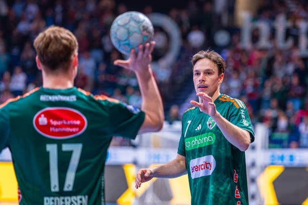 Leif Tissier TSV Hannover Burgdorf, No. 7 v l , TSV Hannover Burgdorf green against TVB Stuttgart yellow on matchday 17 of the 2025 2026 season in the DAIKIN Handball Bundesliga 14 12 2025, ZAG Arena Hannover, GER , Copyright: xJanxGuentherx xTSVxHannover-Burgdorfx