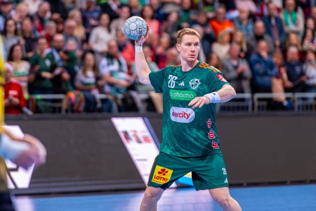 Jonathan Edvardsson TSV Hannover Burgdorf, No. 26 v l , TSV Hannover Burgdorf green against TVB Stuttgart yellow on matchday 17 of the 2025 2026 season in the DAIKIN Handball Bundesliga 14 12 2025, ZAG Arena Hannover, GER , Copyright: xJanxGuentherx xTSVxHannover-Burgdorfx