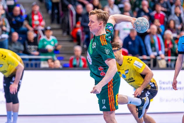 August Pedersen TSV Hannover Burgdorf, No. 17 v l , TSV Hannover Burgdorf green against TVB Stuttgart yellow on matchday 17 of the 2025 2026 season in the DAIKIN Handball Bundesliga 14 12 2025, ZAG Arena Hannover, GER , Copyright: xJanxGuentherx xTSVxHannover-Burgdorfx