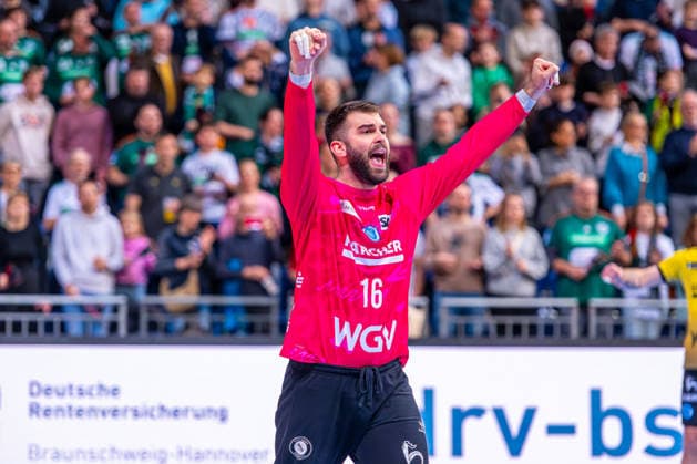 Miljan Vujovic TVB Stuttgart, No. 16 v l , TSV Hannover Burgdorf green against TVB Stuttgart yellow on matchday 17 of the 2025 2026 season in the DAIKIN Handball Bundesliga 14 12 2025, ZAG Arena Hannover, GER , Copyright: xJanxGuentherx xTSVxHannover-Burgdorfx
