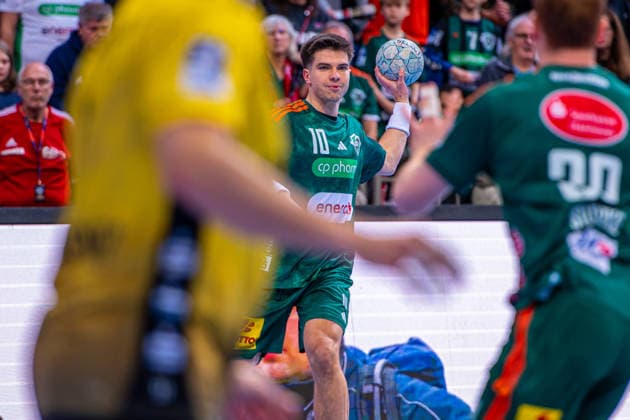 Renars Uscins TSV Hannover Burgdorf, No. 10 v l , TSV Hannover Burgdorf green against TVB Stuttgart yellow on matchday 17 of the 2025 2026 season in the DAIKIN Handball Bundesliga 14 12 2025, ZAG Arena Hannover, GER , Copyright: xJanxGuentherx xTSVxHannover-Burgdorfx