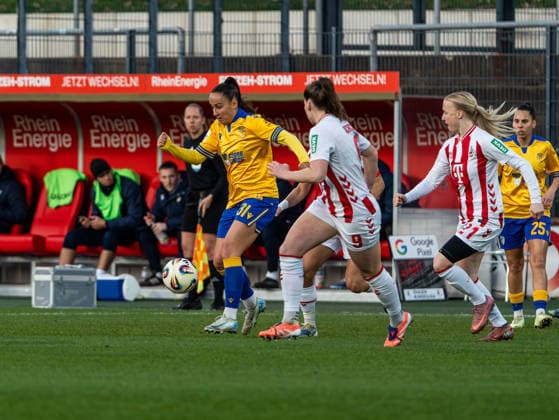 Nelly Juckel FC Carl Zeiss Jena Women, 31 in duel against Adriana Achcinska 1 FC Koeln, 09 1 FC Koeln vs FC Carl Zeiss Jena, Football, Womens Bundesliga, Google Pixel Womens Bundesliga, Matchday 13, Season 2025 2026, 14 12 2025 DFB REGULATES PROHIBIT ANY USE OF PHOTOGRAPHS AS IMAGE SEQUENCES AND OR QUASI VIDEO, 1 FC Koeln vs FC Carl Zeiss Jena, Football, Womens Bundesliga, Google Pixel Womens Bundesliga, Matchday 13, Season 2025 2026, 14 12 2025 Koeln Copyright: xEibner-Pressefoto DamianxKruczynx EP_DKI