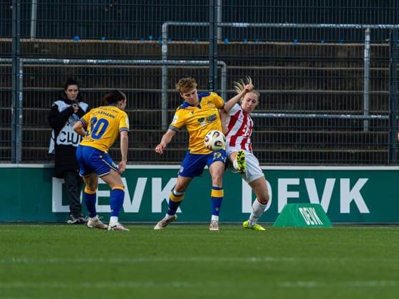 Gwen Mummert FC Carl Zeiss Jena Frauen, 27 in duel against Pauline Bremer 1 FC Koeln, 11 1 FC Koeln vs FC Carl Zeiss Jena, Football, Womens Bundesliga, Google Pixel Womens Bundesliga, Matchday 13, Season 2025 2026, 14 12 2025 DFB REGULATES PROHIBIT ANY USE OF PHOTOGRAPHS AS IMAGE SEQUENCES AND OR QUASI VIDEO, 1 FC Koeln vs FC Carl Zeiss Jena, Football, Womens Bundesliga, Google Pixel Womens Bundesliga, Matchday 13, 2025 2026 season, 14 12 2025 Koeln Copyright: xEibner-Pressefoto DamianxKruczynx EP_DKI