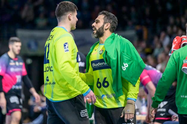 f l t r Anadin Suljakovic HSG Wetzlar 12 , talking to Karim Hendawy HSG Wetzlar 66 , GER, Berlin, Handball, Fuechse Berlin vs HSG Wetzlar, DAIKIN Handball Bundesliga, at the Max Schmeling Halle, December 14, 2025,f l t r GER, Berlin, Handball, Fuechse Berlin vs HSG Wetzlar, DAIKIN Handball Bundesliga, at the Max Schmeling Halle, December 14, 2025, Copyright: HMBxMedia UwexKoch