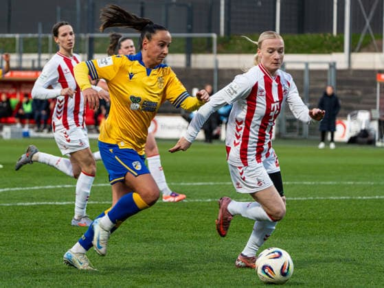 Nelly Juckel FC Carl Zeiss Jena Frauen, 31 in duel against Anna Gerhardt 1 FC Koeln, 21 1 FC Koeln vs FC Carl Zeiss Jena, Football, Womens Bundesliga, Google Pixel Womens Bundesliga, Matchday 13, Season 2025 2026, 14 12 2025 DFB REGULATES PROHIBIT ANY USE OF PHOTOGRAPHS AS IMAGE SEQUENCES AND OR QUASI VIDEO, 1 FC Koeln vs FC Carl Zeiss Jena, Football, Womens Bundesliga, Google Pixel Womens Bundesliga, Matchday 13, Season 2025 2026, 14 12 2025 Koeln Copyright: xEibner-Pressefoto DamianxKruczynx EP_DKI