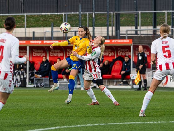 Rieke Tietz FC Carl Zeiss Jena Frauen, 17 in duel against Anna Gerhardt 1 FC Koeln, 21 1 FC Koeln vs FC Carl Zeiss Jena, Football, Womens Bundesliga, Google Pixel Womens Bundesliga, Matchday 13, Season 2025 2026, 14 12 2025 DFB REGULATES PROHIBIT ANY USE OF PHOTOGRAPHS AS IMAGE SEQUENCES AND OR QUASI VIDEO, 1 FC Koeln vs FC Carl Zeiss Jena, Football, Womens Bundesliga, Google Pixel Womens Bundesliga, Matchday 13, Season 2025 2026, 14 12 2025 Koeln Copyright: xEibner-Pressefoto DamianxKruczynx EP_DKI