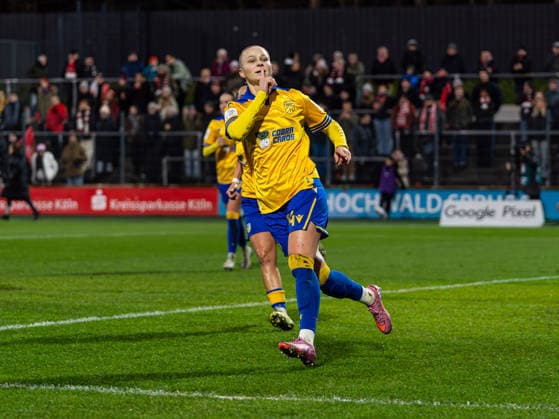 Isabella Jaron FC Carl Zeiss Jena Women, 24 with goal celebration to the Cologne fans 1 FC Koeln vs FC Carl Zeiss Jena, Football, Women Bundesliga, Google Pixel Women Bundesliga, Matchday 13, Season 2025 2026, 14 12 2025 DFB REGULATES PROHIBIT ANY USE OF PHOTOGRAPHS AS IMAGE SEQUENCES AND OR QUASI VIDEO, 1 FC Koeln vs FC Carl Zeiss Jena, Football, Womens Bundesliga, Google Pixel Womens Bundesliga, Matchday 13, Season 2025 2026, 14 12 2025 Koeln Copyright: xEibner-Pressefoto DamianxKruczynx EP_DKI