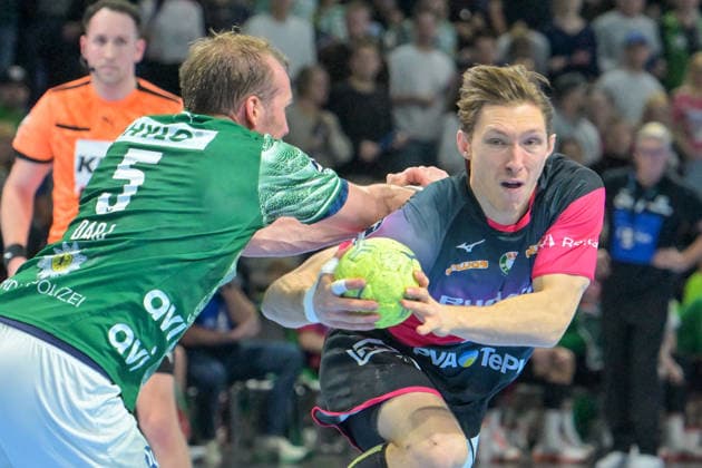 14 12 2025, xlakx, Handball Daikin HBL, Fuechse Berlin HSG Wetzlar v l Max Darj Fuechse Berlin , Justin Mueller HSG Wetzlar duel, duel, fight, tackle Berlin Daniel Lakomski