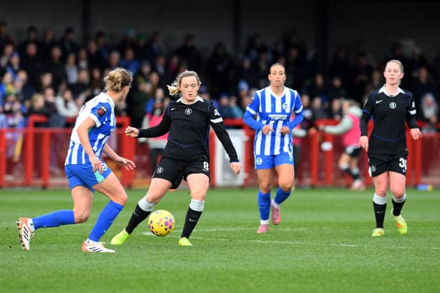 Brighton and Hove Albion Women v Chelsea Women Women s Super League 14 12 2025. Maisie Symonds Midfielder of Brighton and Hove Albion and Erin Cuthbert Midfielder of Chelsea during the Women s Super League match between Brighton and Hove Albion Women and Chelsea Women at The Broadfield Stadium, Crawley, England on 14 December 2025. Crawley The Broadfield Stadium West Sussex England Editorial use only DataCo restrictions apply See www.football-dataco.com , Copyright: xJeffxMoodx PSI-23427-0043