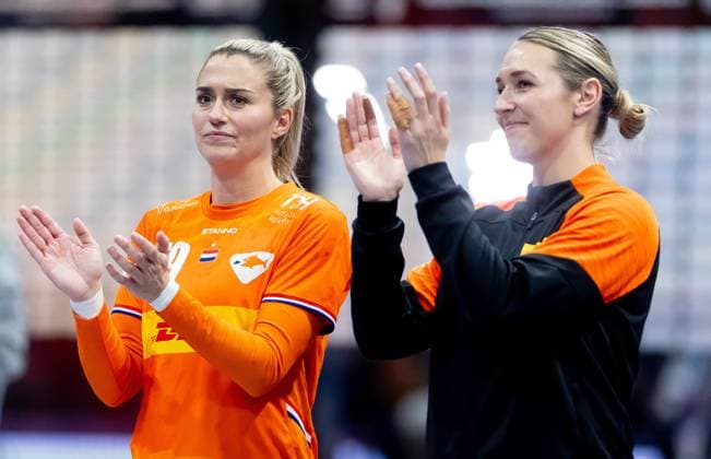 ROTTERDAM - Estavana Polman (NED) (left) and Lois Abbingh (NED) after the consolation final between the Netherlands and France at the World Handball Championship in Ahoy Rotterdam. ANP IRIS VAN DEN BROEK xVIxANPxSportx xxANPxIVx 544858334 originalFilename: 544858334.jpg