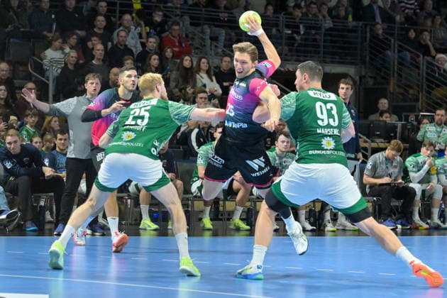 14 12 2025, xlakx, Handball Daikin HBL, Fuechse Berlin HSG Wetzlar f l Matthes Langhoff Fuechse Berlin , Justin Mueller HSG Wetzlar , Mijajlo Marsenic Fuechse Berlin sets up for a jump shot Berlin Daniel Lakomski