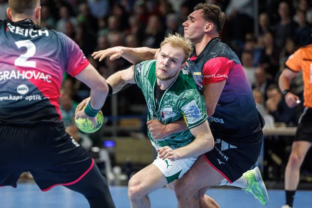Berlin, 14 12 25, Handball Bundesliga, Fuechse Berlin HSG Wetzlar, 17 Matchday, Max Schmeling Halle Matthes Langhoff Füchse Berlin fights Josip Simic HSG Wetzlar for the ball Fuechse Berlin HSG Wetzlar