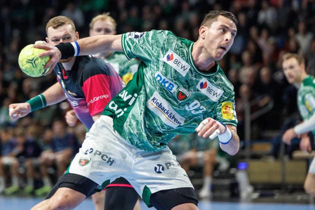 Berlin, 14 12 25, Handball Bundesliga, Fuechse Berlin HSG Wetzlar, 17 Matchday, Max Schmeling Halle Mijajlo Marsenic Füchse Berlin throws the ball on goal Fuechse Berlin HSG Wetzlar