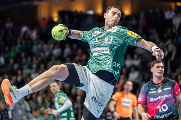 Berlin, 14 12 25, Handball Bundesliga, Fuechse Berlin HSG Wetzlar, 17 Matchday, Max Schmeling Halle Mijajlo Marsenic Füchse Berlin throws the ball on goal Fuechse Berlin HSG Wetzlar