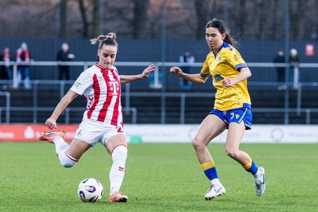 Google Pixel Frauen Bundesliga, 1 FC Köln FC Carl Zeiss Jena 14 12 2025 Zweikampf Vanessa Leimenstoll 1 FC Köln, 29 , Suya Häring FC Carl Zeiss Jena, 5 Google Pixel Frauen Bundesliga, 1 FC Köln FC Carl Zeiss Jena, Köln, Franz Kremer Stadion am 14 12 2025 DFB REGULATIONS PROHIBIT ANY USE OF PHOTOGRAPHS AS IMAGE SEQUENCES AND OR QUASI VIDEO Copyright: xBEAUTIFULxSPORTS Wunderlx