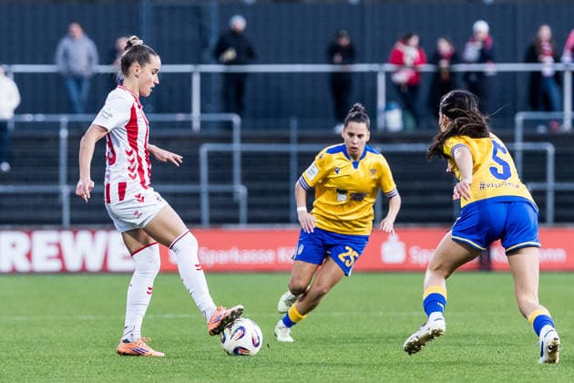 Google Pixel Womens Bundesliga, 1 FC Köln FC Carl Zeiss Jena 14 12 2025 Vanessa Leimenstoll 1 FC Köln, 29 on the ball against Suya Häring FC Carl Zeiss Jena, 5 Google Pixel Womens Bundesliga, 1 FC Köln FC Carl Zeiss Jena, Köln, Franz Kremer Stadion am 14 12 2025 DFB REGULATIONS PROHIBIT ANY USE OF PHOTOGRAPHS AS IMAGE SEQUENCES AND OR QUASI VIDEO Copyright: xBEAUTIFULxSPORTS Wunderlx