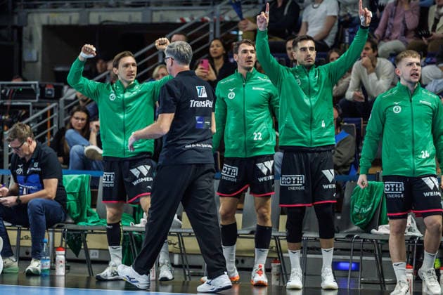 Berlin, 14 12 25, Handball Bundesliga, Fuechse Berlin HSG Wetzlar, 17 Matchday, Max Schmeling Halle The team is happy about the goal Fuechse Berlin HSG Wetzlar