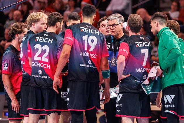 Berlin, 14 12 25, Handball Bundesliga, Fuechse Berlin HSG Wetzlar, Matchday 17, Max Schmeling Halle Coach Momir Ilic HSG Wetzlar discusses with his team Fuechse Berlin HSG Wetzlar