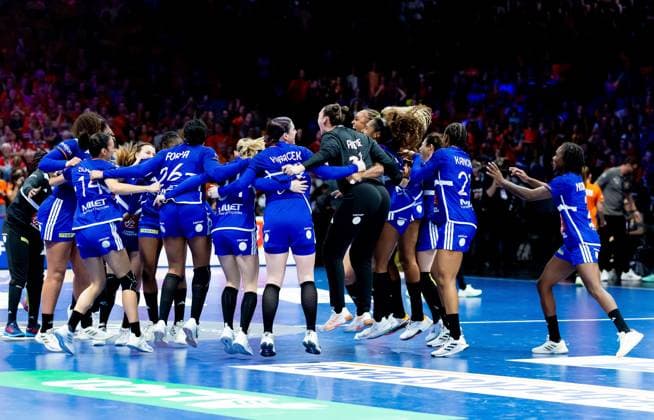 ROTTERDAM - The French women celebrate their victory in the consolation final between the Netherlands and France at the World Handball Championship in Ahoy Rotterdam. ANP IRIS VAN DEN BROEK xVIxANPxSportx xxANPxIVx 544858979 originalFilename: 544858979.jpg