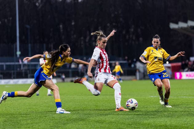 Google Pixel Frauen Bundesliga, 1 FC Köln FC Carl Zeiss Jena 14 12 2025 Zweikampf Suya Häring FC Carl Zeiss Jena, 5 , Vanessa Leimenstoll 1 FC Köln, 29 , Noemi Gentile FC Carl Zeiss Jena, 25 Google Pixel Frauen Bundesliga, 1 FC Köln FC Carl Zeiss Jena, Köln, Franz Kremer Stadion am 14 12 2025 DFB REGULATIONS PROHIBIT ANY USE OF PHOTOGRAPHS AS IMAGE SEQUENCES AND OR QUASI VIDEO Copyright: xBEAUTIFULxSPORTS Wunderlx