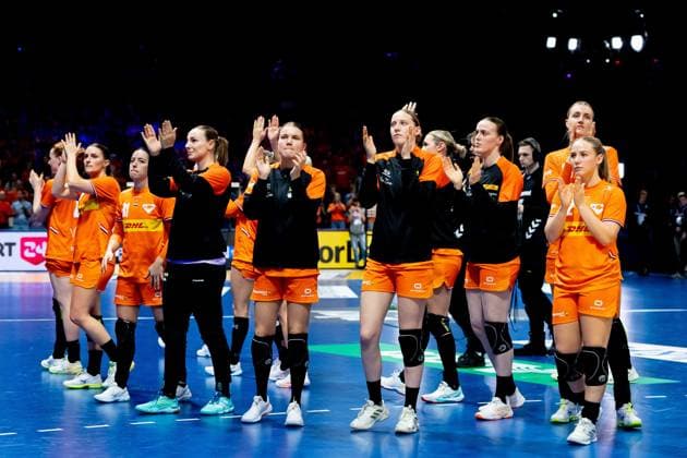 ROTTERDAM - The Dutch women s team after the consolation final between the Netherlands and France at the World Handball Championship in Ahoy Rotterdam. ANP IRIS VAN DEN BROEK xVIxANPxSportx xxANPxIVx 544859041 originalFilename: 544859041.jpg
