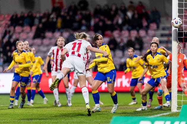 Google Pixel Frauen Bundesliga, 1 FC Köln FC Carl Zeiss Jena 14 12 2025 Pauline Bremer 1 FC Köln, 11 heads just past the goal Google Pixel Frauen Bundesliga, 1 FC Köln FC Carl Zeiss Jena, Köln, Franz Kremer Stadion am 14 12 2025 DFB REGULATIONS PROHIBIT ANY USE OF PHOTOGRAPHS AS IMAGE SEQUENCES AND OR QUASI VIDEO Copyright: xBEAUTIFULxSPORTS Wunderlx