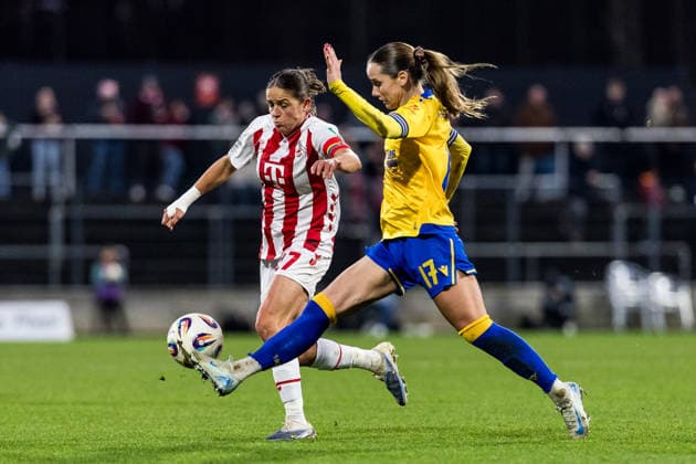 Google Pixel Womens Bundesliga, 1 FC Köln FC Carl Zeiss Jena 14 12 2025 duel Laura Feiersinger 1 FC Köln, 27 , Rieke Tietz FC Carl Zeiss Jena, 17 Google Pixel Womens Bundesliga, 1 FC Köln FC Carl Zeiss Jena, Köln, Franz Kremer Stadion am 14 12 2025 DFB REGULATIONS PROHIBIT ANY USE OF PHOTOGRAPHS AS IMAGE SEQUENCES AND OR QUASI VIDEO Copyright: xBEAUTIFULxSPORTS Wunderlx