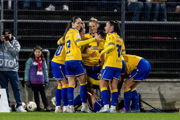 Google Pixel Womens Bundesliga, 1 FC Köln FC Carl Zeiss Jena 14 12 2025 Cheering for 0 1 by Isabella Jaron FC Carl Zeiss Jena, 24 after penalty kick Google Pixel Womens Bundesliga, 1 FC Köln FC Carl Zeiss Jena, Köln, Franz Kremer Stadion am 14 12 2025 DFB REGULATIONS PROHIBIT ANY USE OF PHOTOGRAPHS AS IMAGE SEQUENCES AND OR QUASI VIDEO Copyright: xBEAUTIFULxSPORTS Wunderlx