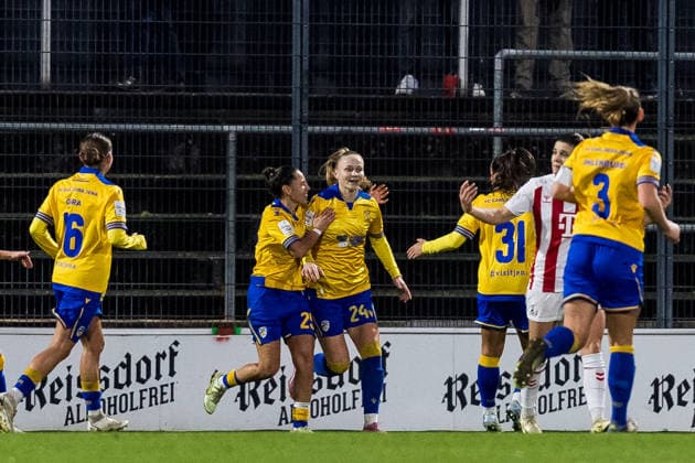 Google Pixel Womens Bundesliga, 1 FC Köln FC Carl Zeiss Jena 14 12 2025 Cheering for 0 1 by Isabella Jaron FC Carl Zeiss Jena, 24 after penalty kick Google Pixel Womens Bundesliga, 1 FC Köln FC Carl Zeiss Jena, Köln, Franz Kremer Stadion am 14 12 2025 DFB REGULATIONS PROHIBIT ANY USE OF PHOTOGRAPHS AS IMAGE SEQUENCES AND OR QUASI VIDEO Copyright: xBEAUTIFULxSPORTS Wunderlx