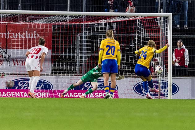 Google Pixel Frauen Bundesliga, 1 FC Köln FC Carl Zeiss Jena 14 12 2025 Isabella Jaron FC Carl Zeiss Jena, 24 converts the penalty to 0 1 Google Pixel Frauen Bundesliga, 1 FC Köln FC Carl Zeiss Jena, Köln, Franz Kremer Stadion am 14 12 2025 DFB REGULATIONS PROHIBIT ANY USE OF PHOTOGRAPHS AS IMAGE SEQUENCES AND OR QUASI VIDEO Copyright: xBEAUTIFULxSPORTS Wunderlx