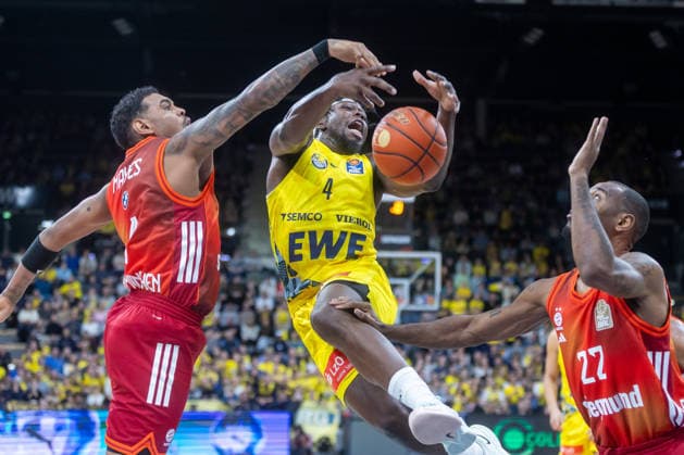 Oldenburg, Lower Saxony, DEU, 14 12 2025, Brian Fobbs center, EWE Baskets Oldenburg , Xavier Rathan Mayes left, FC Bayern Munich Basketball and Isiaha Mike right, FC Bayern Munich Basketball EWE Baskets Oldenburg vs FC Bayern Munich Basketball 1 Basketball Bundesliga Season 2025 2026, 10 Matchday, Grosse EWE Arena EWE Baskets Oldenburg vs FC Bayern Munich Basketball www.andreas-burmann.de