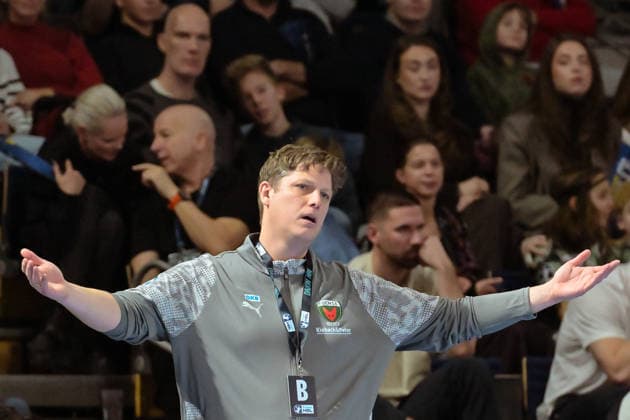 14 12 2025, xlakx, Handball Daikin HBL, Fuechse Berlin HSG Wetzlar v l Nicolej Krickau Fuechse Berlin Trainer gives instructions, gesticulates with arms, gesticulate, gives instructions Berlin Daniel Lakomski