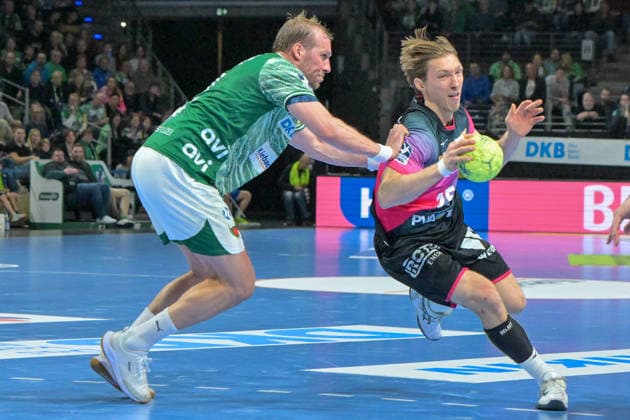 14 12 2025, xlakx, Handball Daikin HBL, Fuechse Berlin HSG Wetzlar v l Max Darj Fuechse Berlin , Justin Mueller HSG Wetzlar duel, duel, fight, tackle Berlin Daniel Lakomski